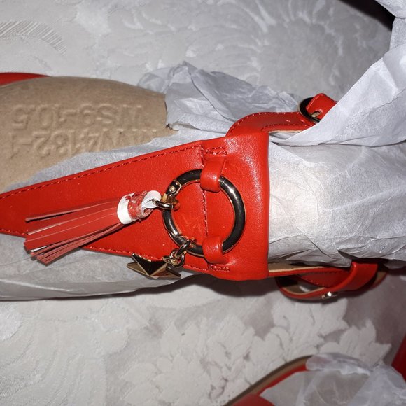 BRAND new T-bar Sandal - Picture 2 of 5